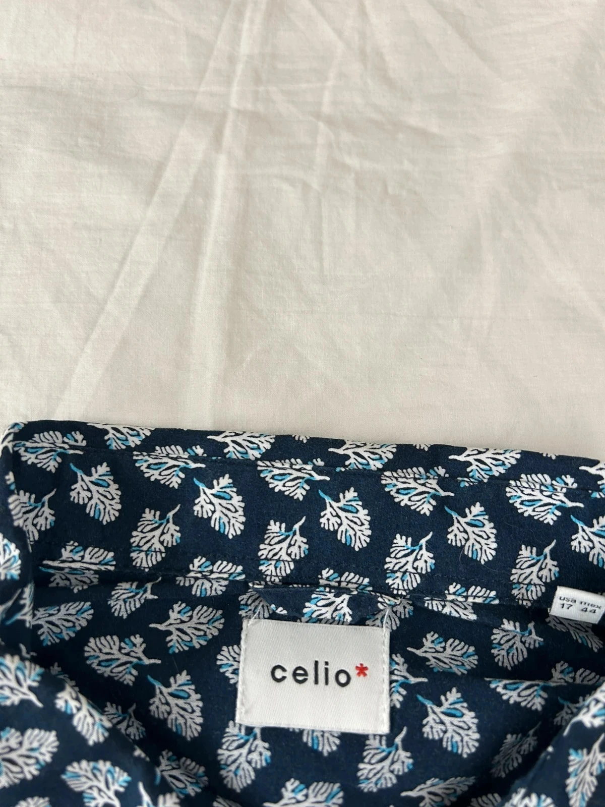 Camisa azul marino de Celio con motivos blancos – photo 6